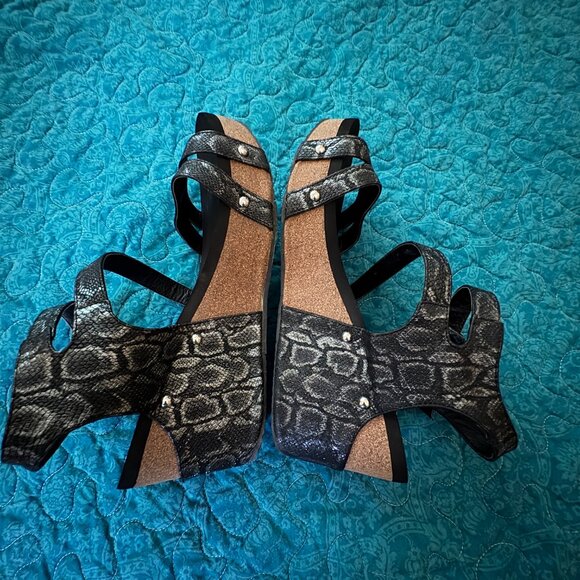 Volatile Wedge Black Silver Snake Python Buckle Sandals Women's Size 10 - Picture 4 of 8
